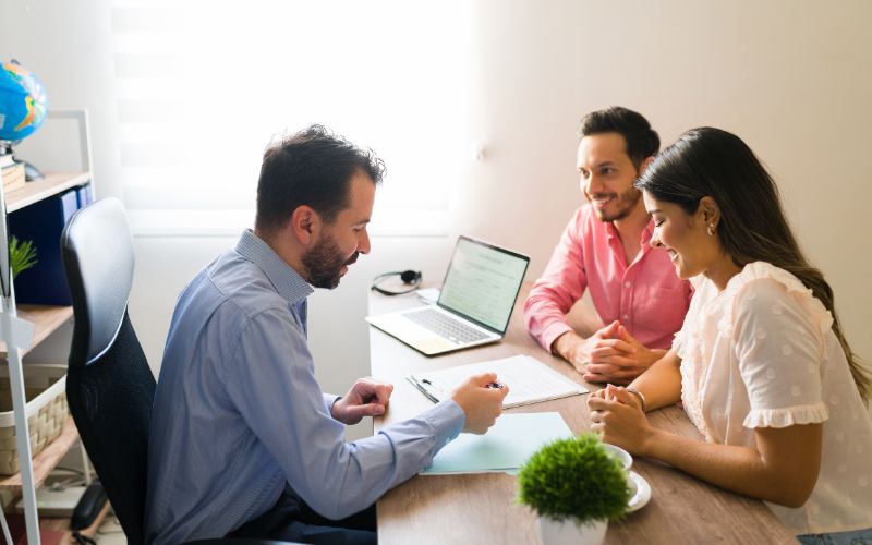 man-explaing-visa