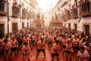 Crowd throwing tomatoes at La Tomatina